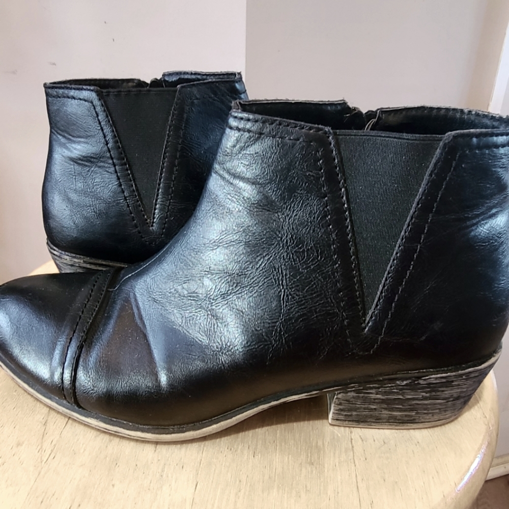 Bamboo 7.5 M Black leather bootie zip-up